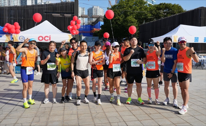 OCI그룹 임직원과 VMK 소속 시각장애인들이 시작 전 기념촬영을 하고 있다. OCI홀딩스