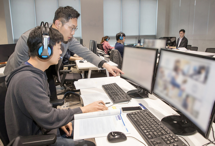 지난 4월 20일 경기도 용인 삼성전자 인재개발원에서 삼성전자 감독관들이 GSAT 응시자 대상으로 예비 소집을 실시했다.