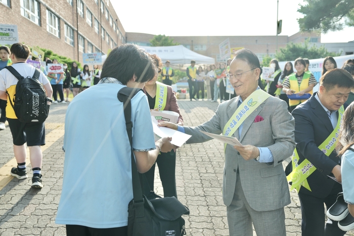 박상돈 천안시장(사진 가운데)은 용곡중학교 정문 앞에서 천안시청소년재단과 합동으로 성폭력·학교폭력 피해 예방 등굣길 캠페인을 펼쳤다.