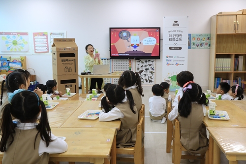 지난 3일 경상남도 창원시에 위치한 경남도청어린이집에서 CJ프레시웨이의 키즈 전담 강사가 어린이집 원아를 대상으로 종이팩 재활용 교육을 진행하고 있다. [자료:CJ프레시웨이]