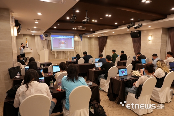 전남정보문화산업진흥원은 지난달 29~30일 이틀간 여수 유탑 마리나 호텔에서 콘텐츠진흥본부 직원을 대상으로 '2024년 챗GPT 활용 홍보역량 강화 워크숍'을 개최했다.