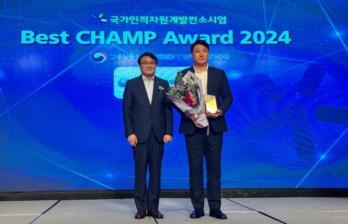 2024 CHAMP 시상식 수상사진. (왼쪽부터) 이우영 한국산업인력공단 이사장, 최석윤 한국소프트웨어산업협회 소프트웨어교육센터장