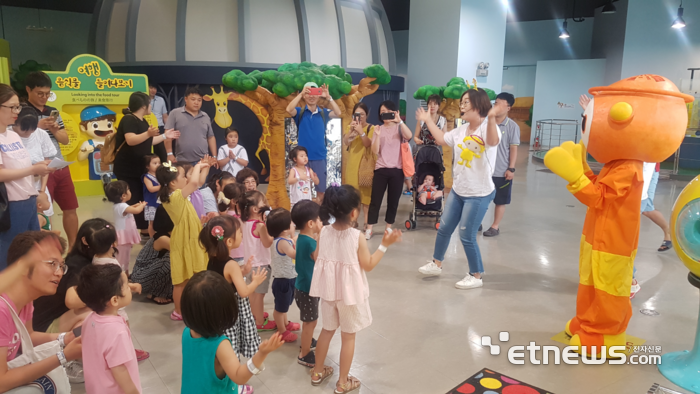 국립광주과학관의 유아 체험프로그램 '루체와 함께 몸으로말해요'에 참여한 아이들.