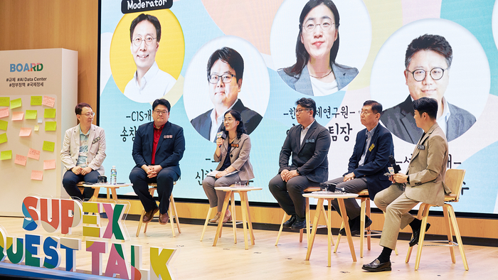 5일 열린 SK하이닉스 미래포럼에서 내외부 전문가들과 구성원들이 함께 미래 반도체에 관해 이야기하고 있다.(사진=SK하이닉스)