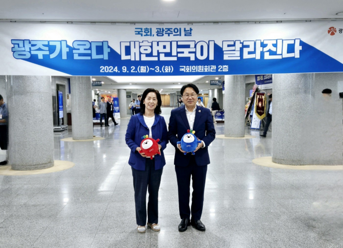 강기정 광주시장(오른쪽)이 백양순 한국ICT융합협회 회장과 '광주가 온다. 대한민국이 달라진다!' 플래카드 앞에서 포즈를 취하고 있다.