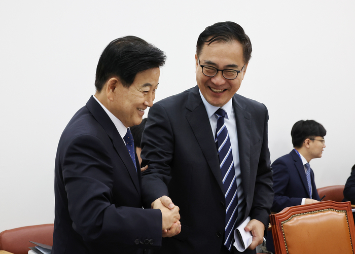 6일 오전 국회에서 열린 과학기술정보방송통신위원회의 예산결산심사소위원회에서 더불어민주당 소속 정동영 소위원장(왼쪽)과 국민의힘 소속 최형두 간사가 대화하고 있다. 연합뉴스