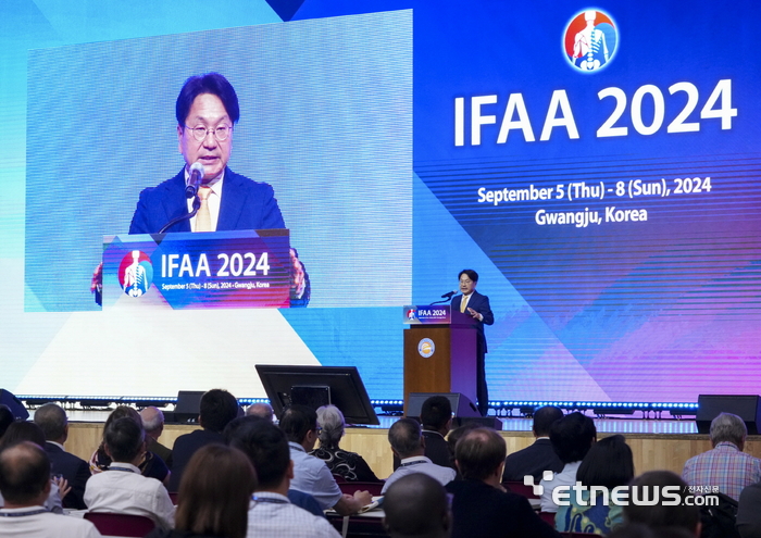 강기정 광주시장이 6일 오전 김대중컨벤션센터에서 열린 'IFAA 2024 제21차 세계해부학회 학술대회'에 참석해 축사를 하고 있다.