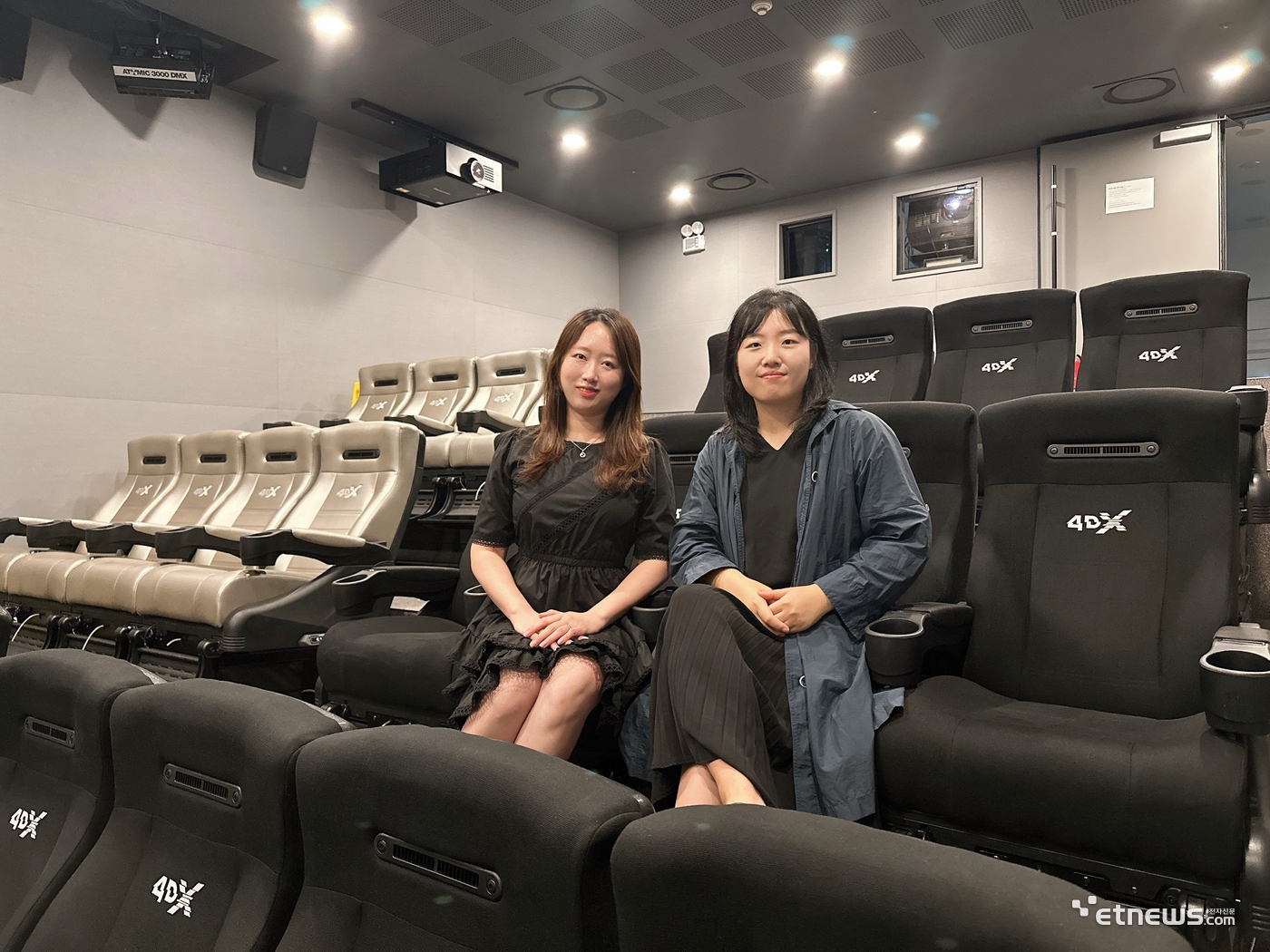 최근 서울 용산구 CGV 본사에서 CJ 4DPLEX(CJ포디플렉스)의 4DX 스튜디오 팀 이지혜 팀장(오른쪽), 문교리PD(왼쪽) 등과 콘텐츠 관련 인터뷰를 가졌다. (사진=CGV 제공)