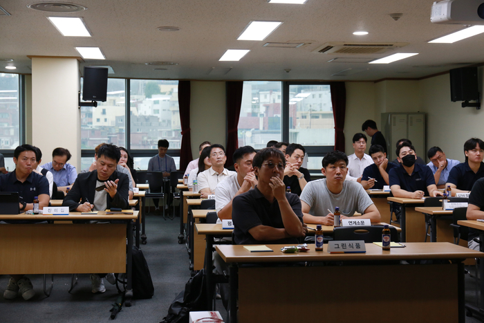 소상공인시장진흥공단은 지난 6일 서울 용산구 코레일유통 서울본부에서 코레일유통과 백년소상공인 스토리웨이 입점 설명회를 개최했다.(사진=소상공인시장진흥공단)