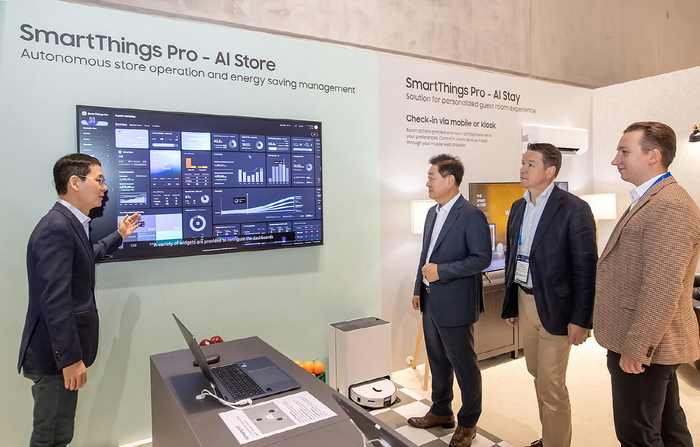 IFA 2024에서 한종희 삼성전자 대표이사 부회장(사진 왼쪽 두번째)과 삼성전자 관계자들이 스마트싱스 프로에 대한 설명을 듣고 있다.