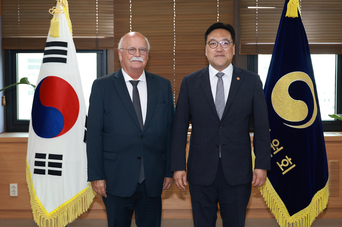 김병환 금융위원장이 9일 오후 정부서울청사에서 프랑스 상원 재정위원회(Finance Committee) 끌로드 레이날 위원장(Claude Raynal)을 예방했다. 사진제공=금융위원회