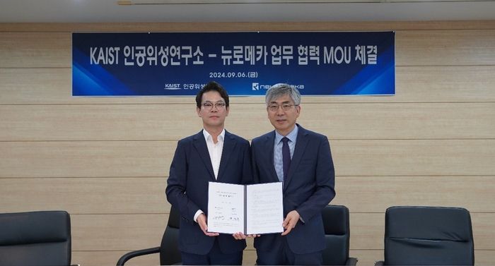 박종훈 뉴로메카 대표(왼쪽)와 한재흥 KAIST 인공위성연구소장이 업무 협력 MOU 체결 기념 사진을 촬영하고 있다. (사진=뉴로메카)