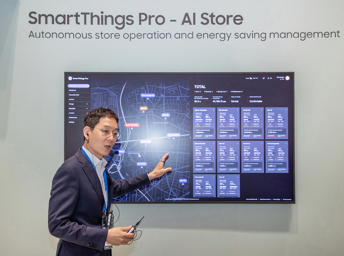 IFA 2024 삼성전자 부스에서 박찬우 삼성전자 B2B통합오퍼링센터 부사장이 AI 스토어에 적용한 스마트싱스 프로 기능에 대해 설명하고 있다.