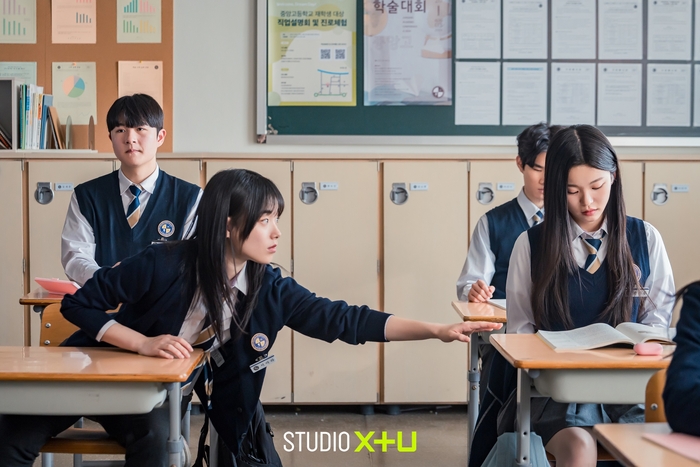스튜디오 X+U가 제작한 하이틴 드라마 '프래자일'.