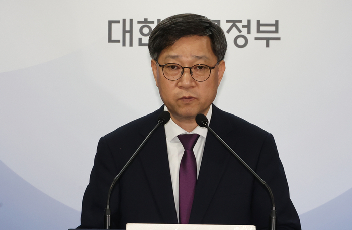 정윤순 보건복지부 보건의료정책실장이 9일 서울 종로구 정부서울청사에서 열린 응급의료 등 비상진료 대응 관련 브리핑에서 추석 연휴 문 여는 의료기관, 추석 연휴 대비 비상진료 건강보험 지원방안, 응급의료 현황 등을 브리핑하고 있다.