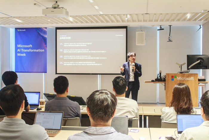 10일 한국마이크로소프트에서 개최된 'AI 트랜스포메이션 위크'에서 안기순 법률AI연구소장이 '슈퍼로이어' 개발 사례를 발표하고 있다.