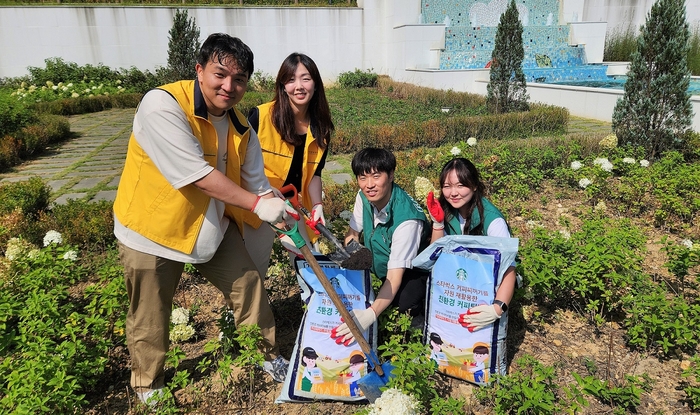 10일 스타벅스와 한국관광공사 임직원들이 강원도 원주시에 위치한 간현관광지 소금산 그랜드밸리 내 하늘정원에서 커피 퇴비 뿌리기 봉사를 진행하고 있다.