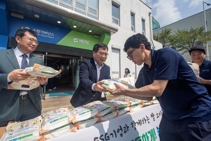 9일, 경기도 용인 소재 수도권자원순환센터에서 조정래 농협금융지주 미래성장부문 부사장(왼쪽에서 두 번째)이 자원순환센터 임직원들에게 쌀을 전달하고 있다. 사진제공=NH농협금융