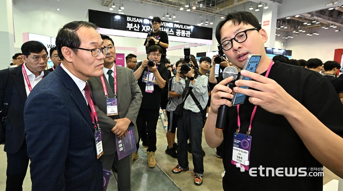 이준승 부산시 행정부시장이 '2024 K-ICT 위크 인 부산' 참가 기업 슬래시비슬래시의 근거리무선통신(NFC)기반 스마트폰케이스를 살펴보고 있다. 부산=이동근기자 foto@etnews.com