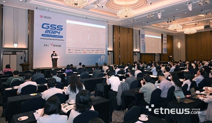 보안 전문 콘퍼런스 'Global Security Symposium(GSS) 2024'가 전자신문 주최로 10일 서울 송파구 잠실 롯데호텔에서 열렸다. 배준호 팔로알토 네트웍스 부사장이 'Precision AI 기반 차세대 SOC로의 진화'를 주제로 특별강연 하고 있다. 박지호기자 jihopress@etnews.com