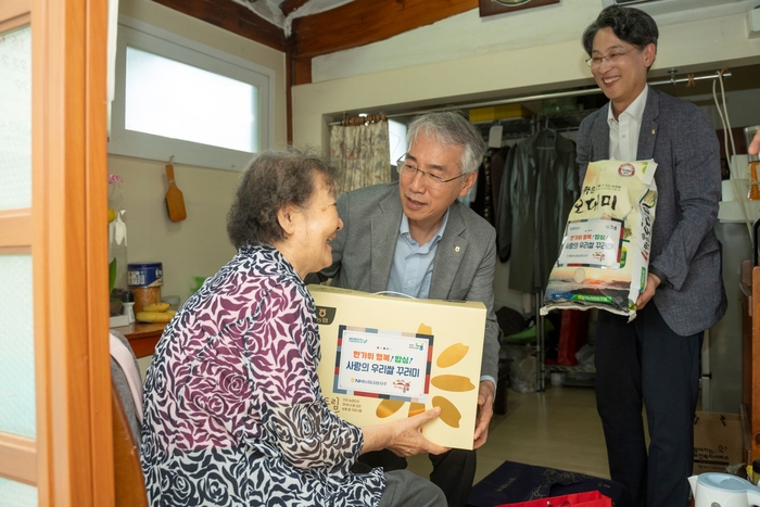 NH농협금융은 10일, 추석 명절을 맞이하여 서울 종로구청 관내 소외계층에 우리쌀과 농산물 꾸러미를 전달했다. 이석준 NH농협금융지주 회장(가운데)이 홀몸 어르신에게 농산물 꾸러미를 전달하고 있다. 사진제공=NH농협금융