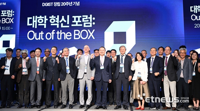 'DGIST 창립 20주년 기념 대학 혁신 포럼:Out of the Box' 행사가 10일 서울 중구 반얀트리 클럽 앤 스파호텔에서 열렸다. 마이크 매기 미네르바대학교 총장(왼쪽 여섯 번째)과 이건우 DGIST 총장(〃 일곱 번째) 등 참석자들이 화이팅을 외치고 있다. 박지호기자 jihopress@etnews.com