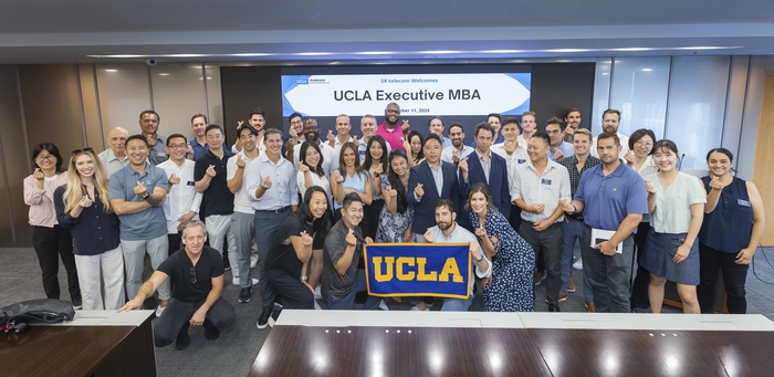 UCLA MBA 학생과 교수진이 SK T타워에서 단체 기념사진을 촬영하고 있는 모습