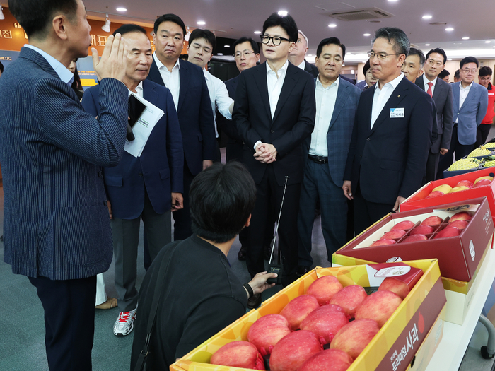 국민의힘 한동훈 대표가 12일 오전 경기도 안성시 농협안성농식품물류센터에서 관계자로부터 설명을 듣고 있다.