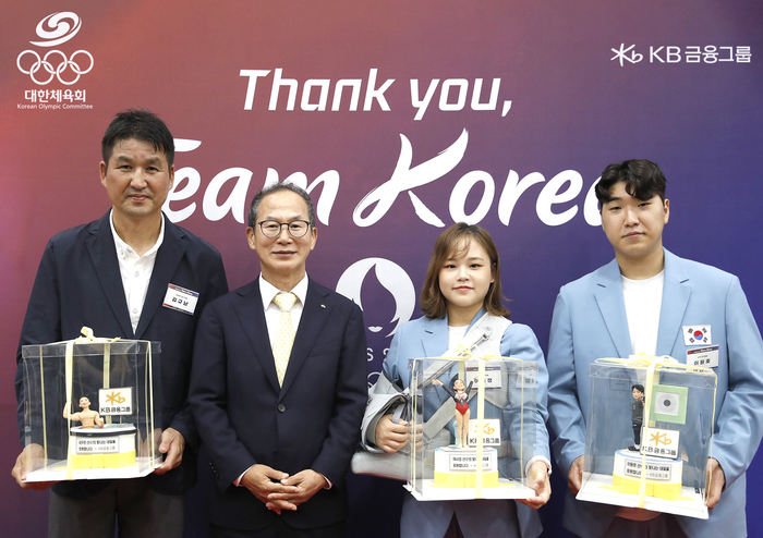 13일 서울 올림픽파크텔에서 진행된 '땡큐 팀 코리아(Thank You, TEAM KOREA)' 행사에서 김우민 선수의 아버지 김규남(왼쪽에서 첫번째), 양종희 KB금융그룹 회장(왼쪽에서 두번째), 여서정 선수(왼쪽에서 세번째), 이원호 선수(왼쪽에서 네번째)가 기념 촬영을 하고 있다. 사진제공=KB금융