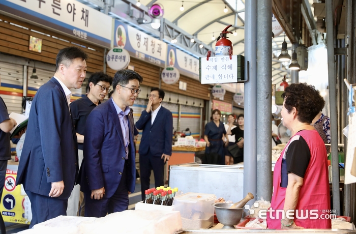 (왼쪽부터)박범수 농림축산식품부 차관, 김성섭 중소벤처기업부 차관이 13일 서울 동대문구 답십리현대시장을 방문해 추석 성수품 수급 상황과 물가 동향을 점검하며 현장의견을 청취하고 있다.(사진=중소벤처기업부)