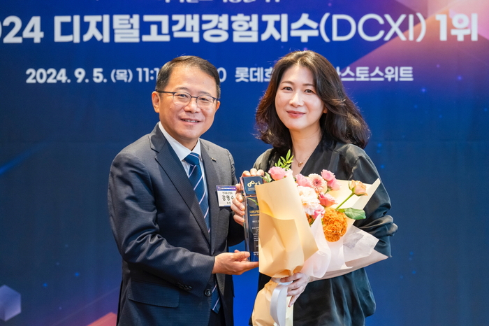 지난 5일 서울 소공동 롯데호텔에서 열린 '디지털고객경험지수(DCXI)' 인증 수여식에서 한국표준협회 강명수 회장(왼쪽)과 삼성전자 이보나 상무가 기념 촬영했다.