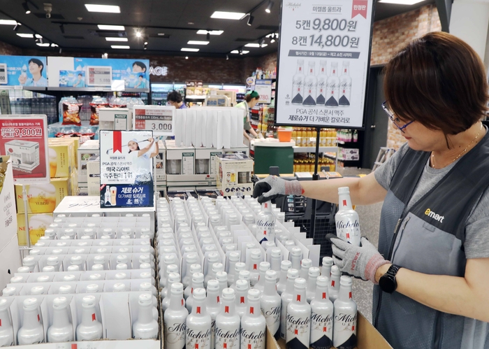 이마트 직원이 미켈롭 울트라 상품을 진열하고 있다.