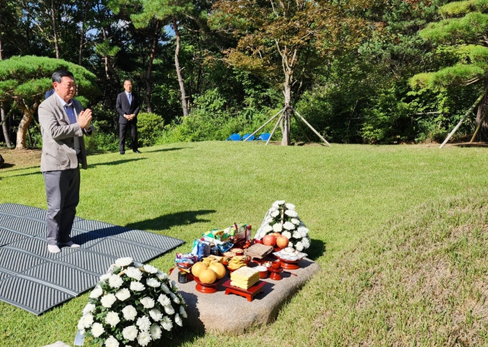 신동빈 롯데 회장이 지난 16일 울산광역시 울주군에 위치한 신격호 롯데 명예회장 선영을 찾았다.