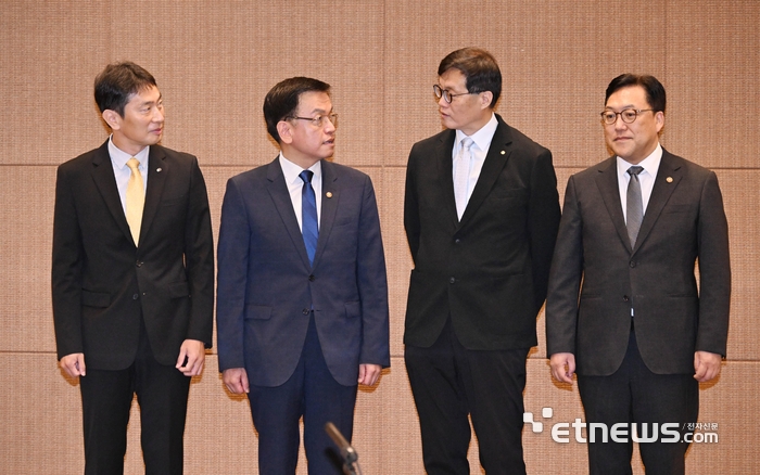 미 연방준비제도가 4년 반만에 기준 금리 인하를 단행한 가운데 거시경제금융회의가 19일 서울 서초구 서울지방조달청에서 열렸다. 이복현 금융감독원장(왼쪽부터), 최상목 부총리 겸 기획재정부 장관, 이창용 한국은행 총재, 김병환 금융위원장이 대화하고 있다.
 기획재정부 제공