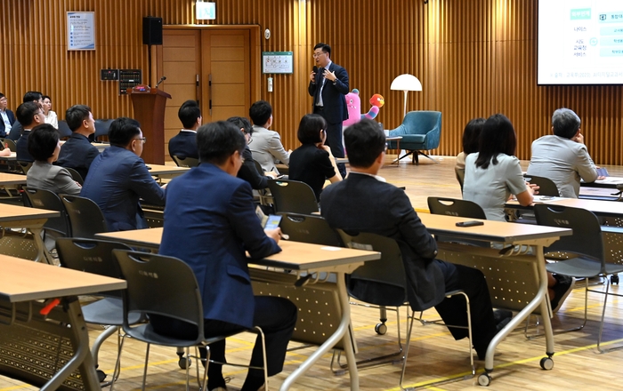 오세훈 서울시장이 19일 오전 서울시청 다목적홀에서 열린 '제82회 미래서울 아침특강'에서 정제영 한국교육학술정보원(KERIS) 원장의 '인공지능시대, 미래교육의 방향' 강의를 듣고 있다. 사진=서울시 제공