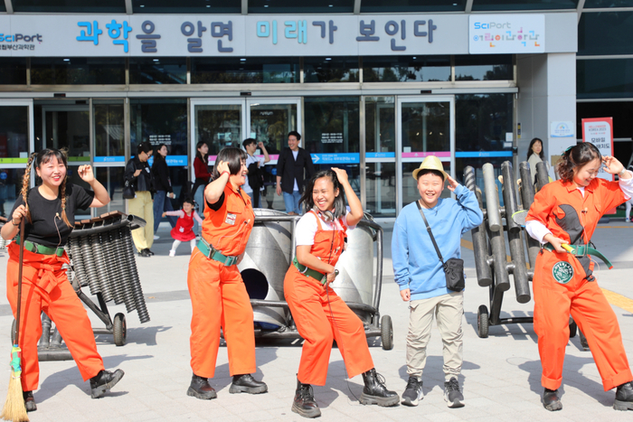 국립부산과학관은 '2024 헬로메이커' 행사를 9월 28~29일 개최한다. 사진은 지난해 헬로메이커 공연 모습. (국립부산과학관 제공)