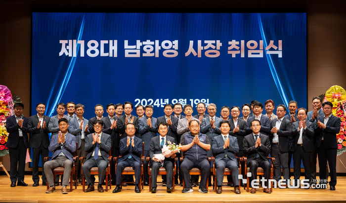 한국전기안전공사는 19일 본사에서 남화영 신임 사장(앞줄 왼쪽에서 네 번째)의 취임식을 개최했다. 공사 제18대 사장에 취임한 남화영 신임 사장이 공사 임원들과 기념촬영을 하고 있다. [사진출=전기안전공사]