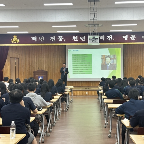 최용국 1.5℃포럼 회장(전남대 명예교수)이 20일 광주 숭일고등학교에서 '학교로 찾아가는 과학특강'을 하고 있다.