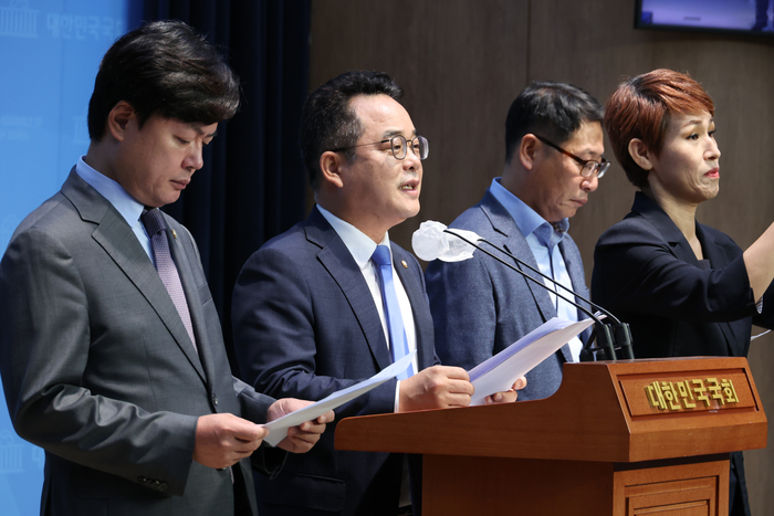 더불어민주당 민병덕·김현정(왼쪽)·김영환(오른쪽) 의원이 20일 오전 서울 여의도 국회 소통관에서 금융투자소득세를 주제로 한 정책토론회인 '금투세 디베이트' 개최 계획을 밝히고 있다. 연합뉴스