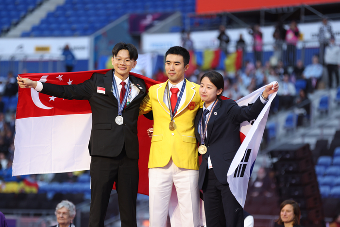 한국수자원공사 소속 허정보 선수(맨 오른쪽)가 지난 15일 프랑스 리옹에서 열린 '제47회 국제기능올림픽대회'에 수처리기술 종목 국가대표로 출전하여 동메달을 목에 걸었다.