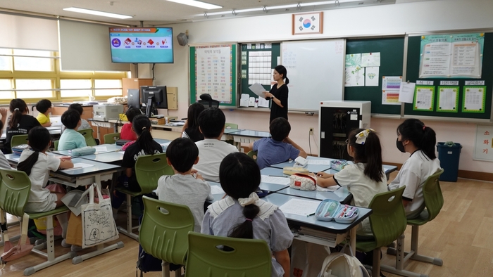 아이에스시(ISC)는 최근 경기도 성남시 관내 초등학생을 대상으로 환경 교육 프로그램 '마이 그린 스쿨'을 진행했다.