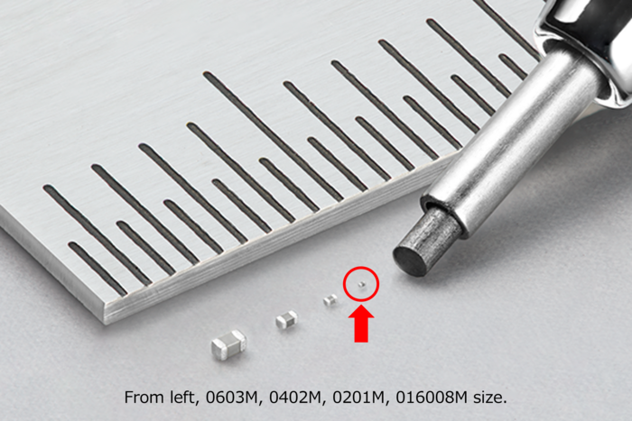 016008M 사이즈(0.16mm×0.08mm) 적층 세라믹 커패시터(제공:한국무라타전자)