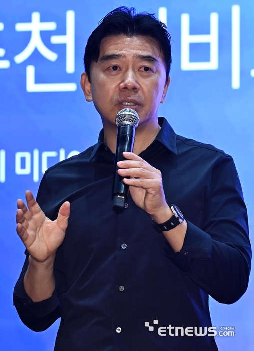 이종호 티맵모빌리티 대표가 23일 서울 중구 SKT타워에서 열린 티맵 신규 서비스 출시 미디어 간담회에서 인사말을 하고 있다. 티맵은 사용자가 갈만한 장소의 발견부터 추천·검색·예약 기능을 통해 초개인화된 로컬 서비스를 제공하는 AI 장소 에이전트 서비스 '어디갈까'를 소개했다. 이동근기자 foto@etnews.com