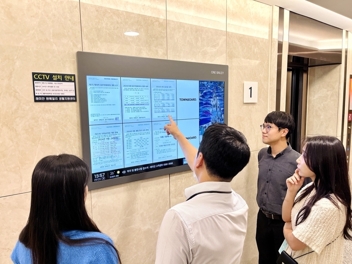 아파트 라운지에 설치된 타운보드L. 사진=KTis