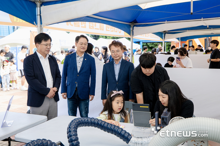 정재연 강원대학교 총장, 허영 국회의원, 육동한 춘천시장이 메이커 페스티벌 행사을 돌아봤다.