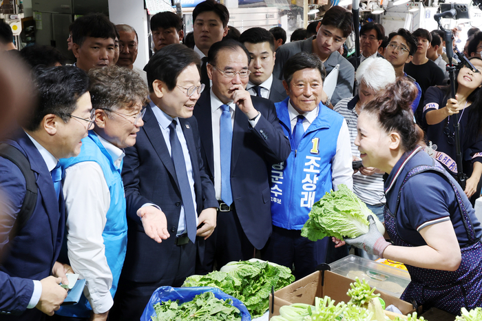 23일 낮 전남 영광군 영광터미널시장에서 이재명 더불어민주당 대표가 상인들과 인사를 나누고 있다. 연합뉴스