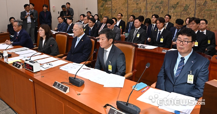 답변하는 정몽규 축구협회장