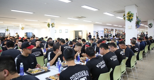 육군종합군수학교 군 장병들이 아워홈이 제공한 특식 '치킨스테이크 플레이트'로 식사를 즐기고 있다. [자료:아워홈]