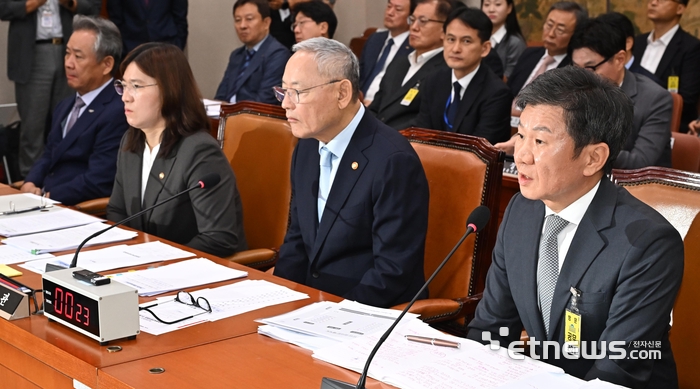 답변하는 정몽규 축구협회장