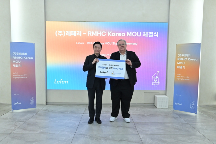 최인석 레페리 의장(왼쪽)과 제프리 존스 RMHC Korea 회장(오른쪽)이 23일 서울 강남구 레페리 사옥에서 글로벌 진출과 사회공헌 협력을 위한 양해각서를 체결한 뒤 기념 촬영하고 있다. (사진=레페리)